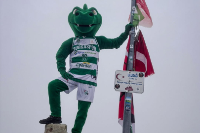 Bursasporlu dağcılardan zirvede anlamlı kutlama