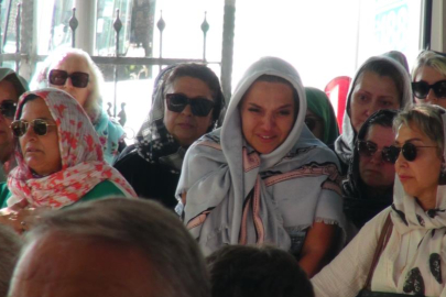 Demet Akalın kuzenini son yolculuğuna uğurladı