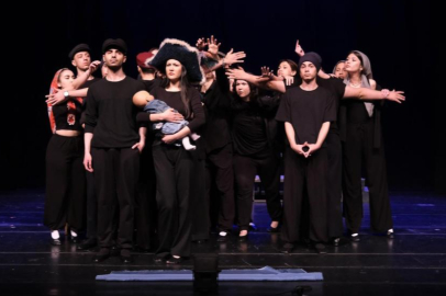 Bursa Devlet Tiyatrosu’nun kursiyerleri sahnede mezun oldu