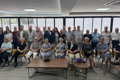 Huzurevi sakinlerine bayram ziyareti