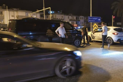 Kırmızı ışık ihlali yapan tur minibüsü otomobile çarptı