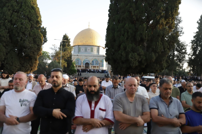 Mescid-i Aksa'da binlerce Müslüman bayram namazı kıldı