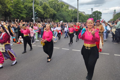 Berlin Kültürler Karnavalı'nda renkli görüntüler