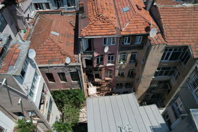 3 katlı binanın balkonu çöktü, bina tahliye edildi