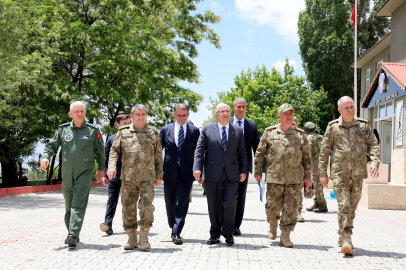 Bakan Güler İran sınır hattında incelemelerde bulundu