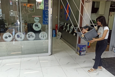 Hem araba tamir ediyor hem de bebek büyütüyor