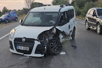 Bursa'da iki otomobil kafa kafaya çarpıştı: 3 yaralı