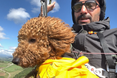 Toby isimli köpekten nefes kesen paraşüt atlayışı