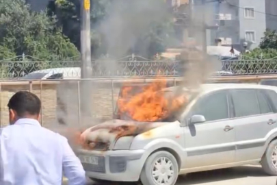 Park halindeki otomobil alev alev yandı