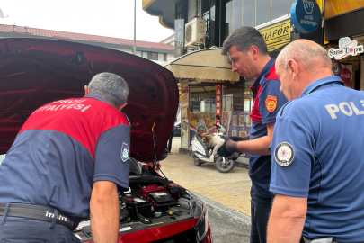 Otomobilin motoruna sıkışan kedi kurtarıldı