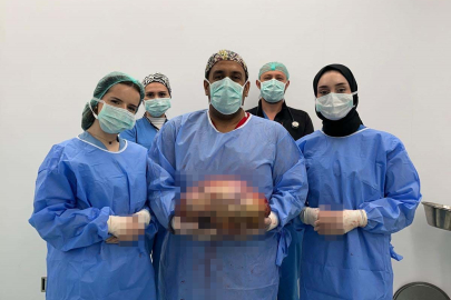 Kadın hastanın karnından 10 kiloluk kitle tespit edildi