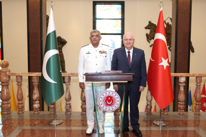 Bakan Güler, Pakistan Deniz Kuvvetleri Komutanı'nı kabul etti