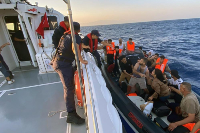 Lastik botta 22 düzensiz göçmen yakalandı
