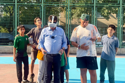 Başkan Aydın gençlerle basketbol sahası boyadı