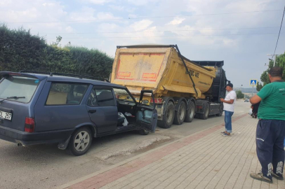 Bursa otomobil kamyona çarptı: 4 yaralı