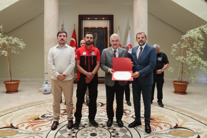 Bursa Valisi Ayyılddız'dan yangın kahramanlarına teşekkür