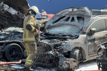 Bursa'da AVM otoparkında yangın: 6 araç kül oldu