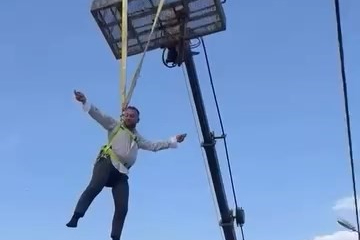 Bursa'da damadı vinçte sallandırdılar