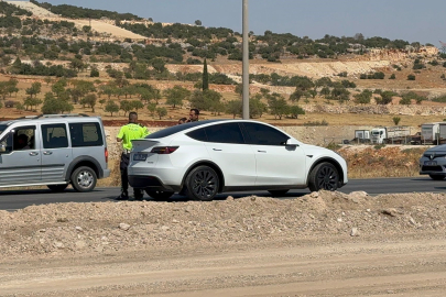 Kasko için Tesla aracın fotoğrafını çekerken tır çarptı