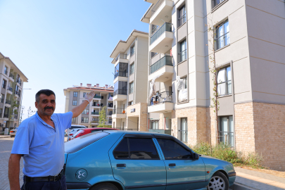 İki oğlunu kaybeden depremzede baba: "Devletimiz evlerimizi yaptı