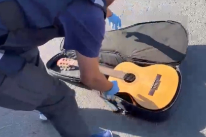 Gitar çantasındaki cips paketinden uyuşturucu çıktı