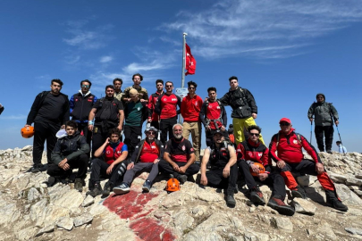 Zaferi zirvede kutladılar