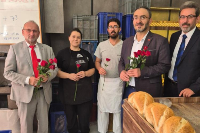 Bursa'da Mevlit Kandilini gül dağıtarak kutladılar