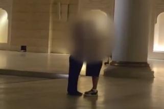 Turistlerin camideki uygunsuz davranışına hapis istemi