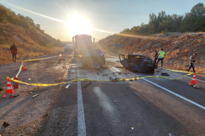 Kafa kafaya çarpışan iki otomobil alev aldı: 3 ölü, 5 yaralı