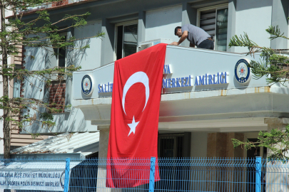 Saldırının olduğu sokak Türk bayraklarıyla donatıldı