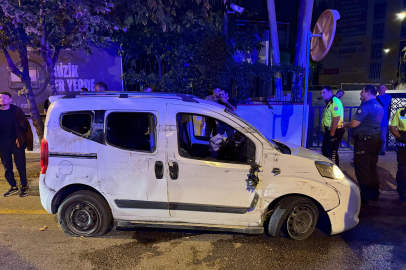 Otomobil 100 metre sürüklenip kaldırıma çarptı: 4 kişi yaralandı