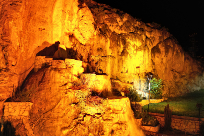 Depremle açığa çıkan termal su doğal traverten oluşturdu