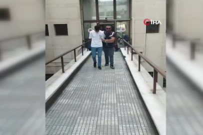 Polisi gören firari, çimlere yatıp ölü taklidi yaptı