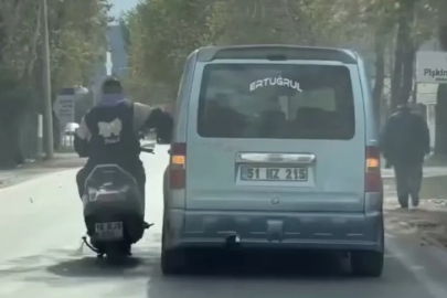 Bursa’da tehlikeli sohbet: Motosiklet sürerken araca yaslandı