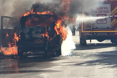 Park halindeki ticari taksi alev topuna dönerek yandı