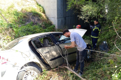 Seyir halindeyken tekerleği çıkan araç şarampole uçtu