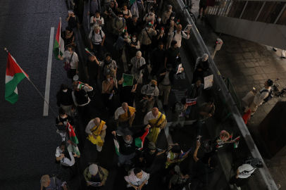Japonya'da İsrail'in Gazze'ye saldırılarının 2'nci yıl dönümü protesto edildi
