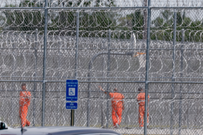 ABD sınırında kaçak geçişler rekor düşüşte