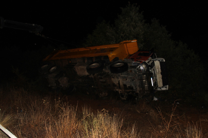Kamyon bariyerlere çarpıp şarampole devrildi: 2 ölü