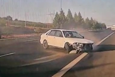 Kontrolden çıkan otomobilin bariyerlere çarptı