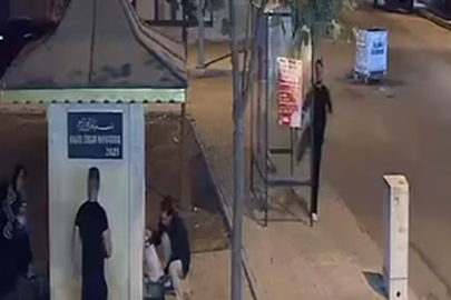 Tekmeyle otobüs durağının camını kırdı