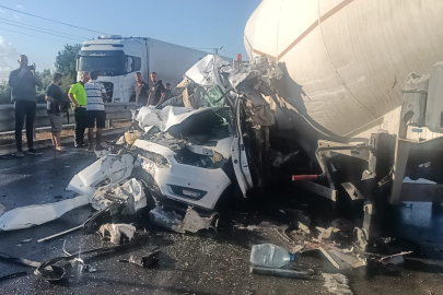 Tır otomobili ezdi, sürücü saniyelerle kurtuldu