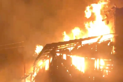 Alevlere teslim olan 3 ev küle döndü