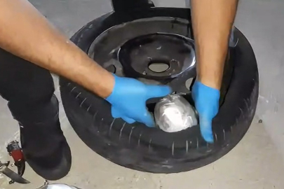 Aracın gizli bölmesine saklanan uyuşturucu, polisin gözünden kaçmadı