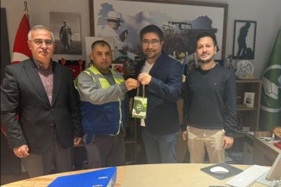 Bulduğu altın dolu çantayı polise teslim etti