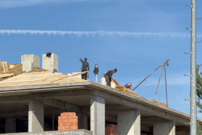 Çatıda tedbirsiz çalışan işçiler yürekleri ağza getirdi