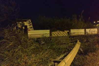 Çimento yüklü tır devrildi, şans eseri yaralanan olmadı