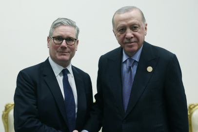 Cumhurbaşkanı Erdoğan, Mısır’da İngiltere Başbakanı Starmer ile görüştü