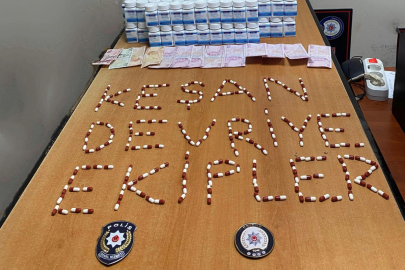 Park halindeki araçta 16 bin 744 adet uyuşturucu hap ele geçirildi