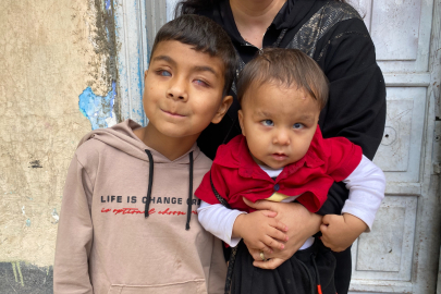 Tedaviyle renkleri ilk kez gören 2 kardeş umut oldu